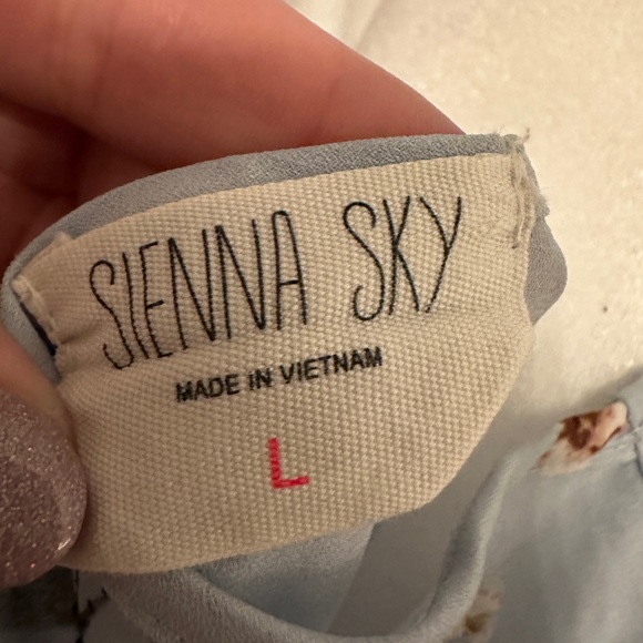 Sienna Sky Baby Blue Floral Buttoned Elastic Waist Flowy Blouse Size Medium - Picture 5 of 6